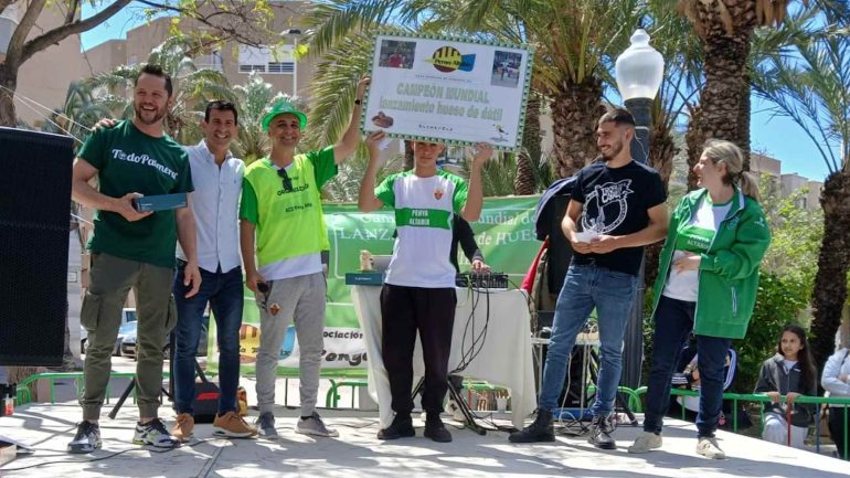 El ilicitano, Samuel San José, gana el Campeonato Mundial de Lanzamiento de Hueso de Dátil, con una marca de 11 metros