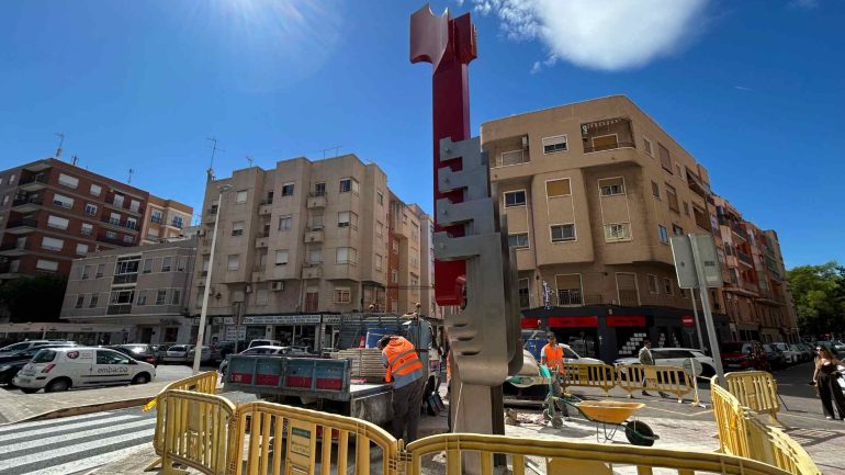 La escultura «Dragón de Jaume I» ya está en su nueva ubicación