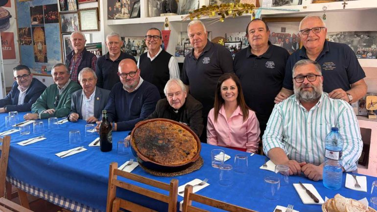 Los Amigos del Arroz con Costra reúnen a los presidentes de la Semana Santa de Elche, Crevillent, Orihuela y Alicante