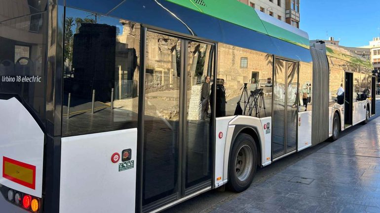 Prueban nuevos autobuses articulados con capacidad para 120 personas