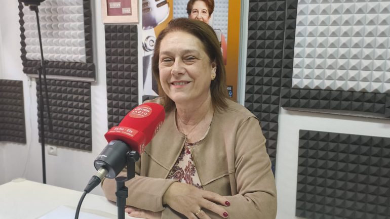 La concejala de Comercio, Caridad Martínez, anima a visitar la Feria del Libro y descubrir el comercio local