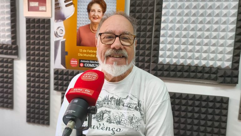 Toni López firma ejemplares de “Petits poèmes pour Véronique” en la Feria del Libro de Elche
