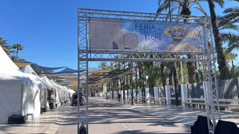 Fin de semana de la Feria del Libro de Elche en el Paseo de la Estación