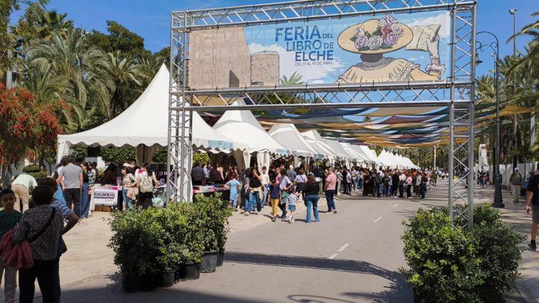 Importante afluencia a la Feria del Libro de Elche
