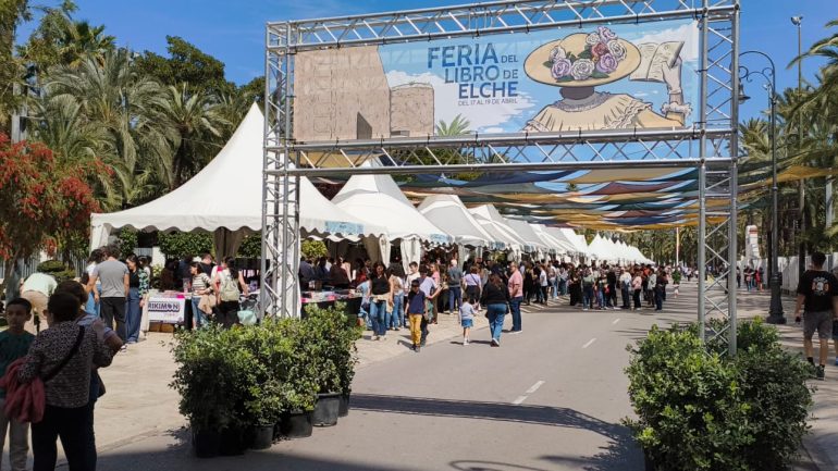 30.000 personas visitan la Feria del Libro de Elche y compran más de 10.000 libros