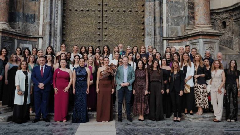 El jurado comienza a tomar nota para la elección de la Reina y las Damas mayores de las Fiestas de Elche