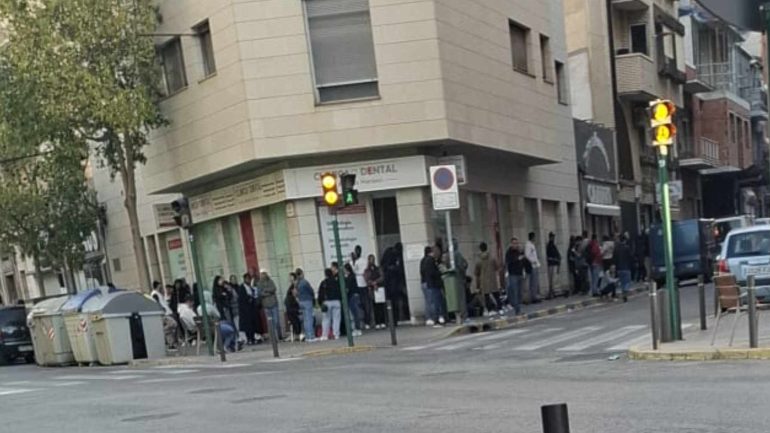 Largas colas por la regularización de inmigrantes y el Ayuntamiento toma medidas