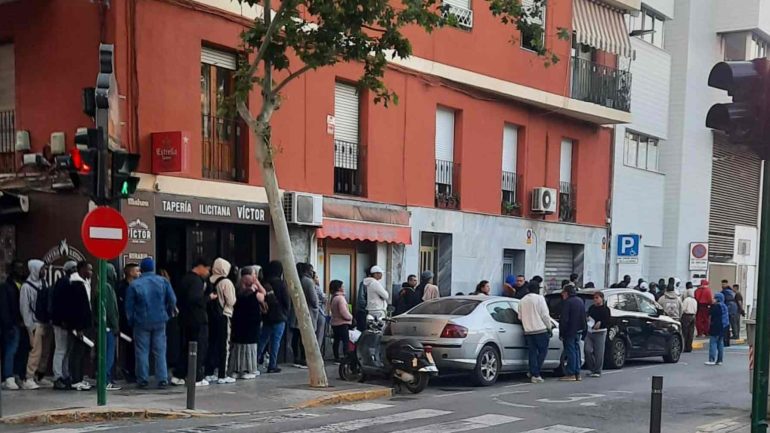 Elche centraliza los trámites para la regularización de personas migrantes en la oficia PANGEA