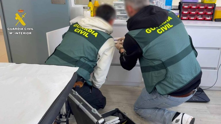 La Guardia Civil detiene a dos mujeres por falsificar recetas y suministrar medicamentos sin control sanitario en Santa Pola