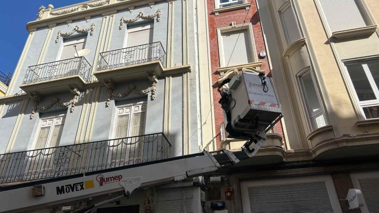 Comienza la instalación de los toldos vela en las calles comerciales