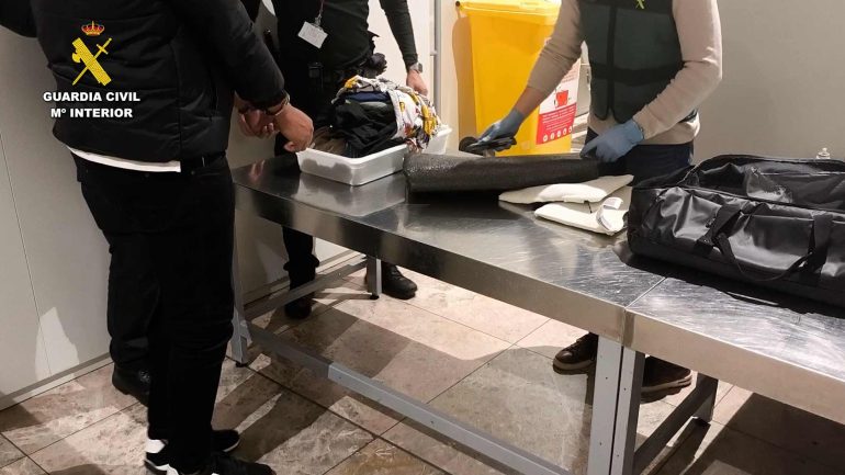 Llevaba más de 3,5 kilos de cocaína ocultos en la maleta