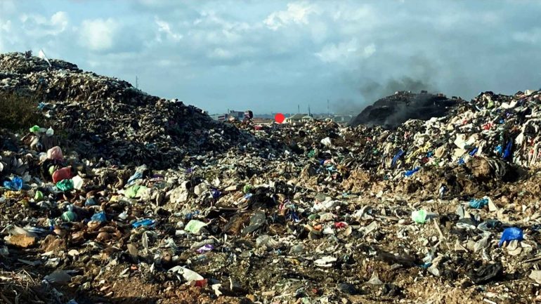 Un reportaje sobre dónde va la ropa de los contenedores gana el Premio Vicente Verdú de la Asociación de Informadores