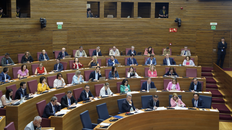 Rifirrafe en Les Corts Valencianes a cuenta del calzado