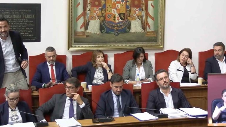 La tensión en el pleno de Elche va a más: Samuel Ruiz (VOX) llama «idiota» a Esther Díez (Compromís)