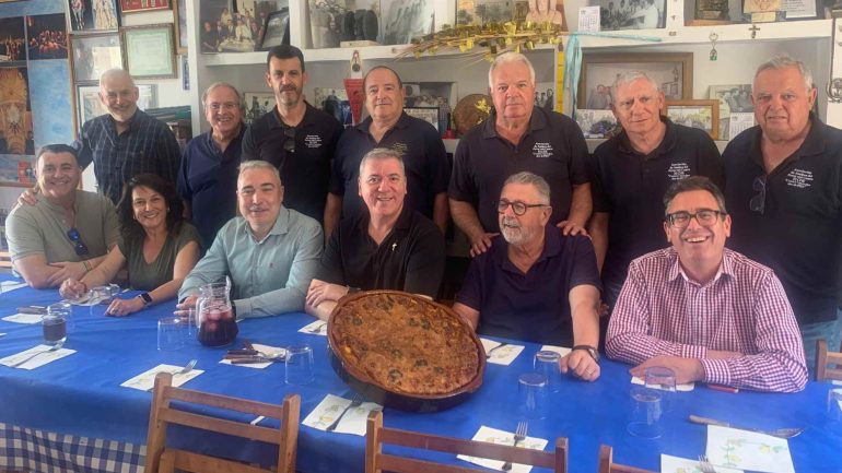 Los Amigos del Arroz con Costra reciben a miembros de la Cofradía de Nuestro Padre Jesús Nazareno