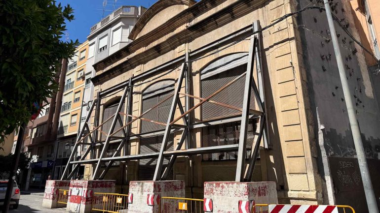El desmontaje de la fachada del edificio de Riegos El Progreso comenzará después de las fiestas de agosto