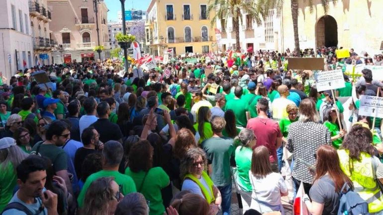 La plaça de Baix se queda pequeña para acoger la gran participación en la manifestación de educación
