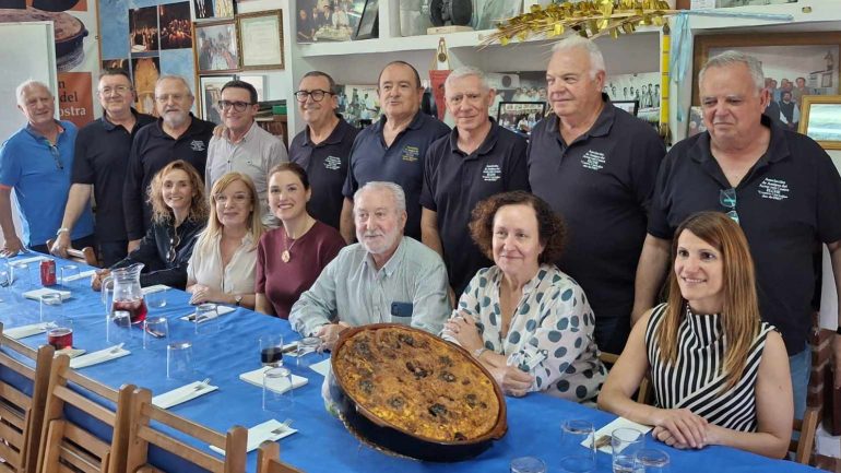 El médico y exministro de Sanidad, Bernat Soria, con los Amigos del Arroz con Costra