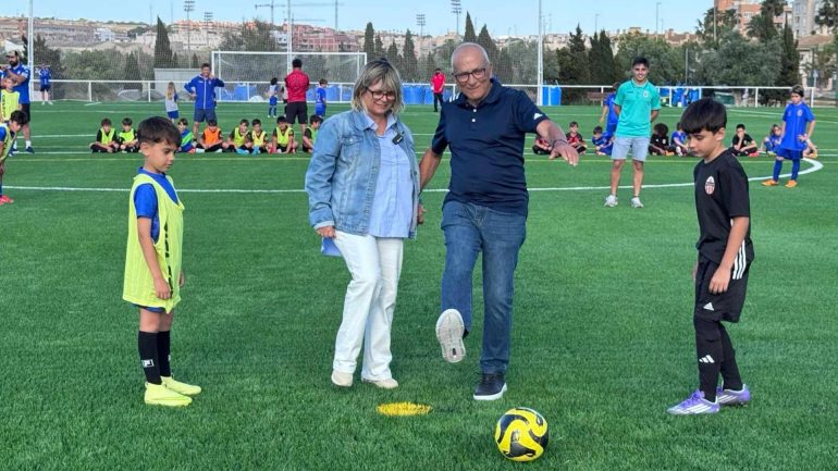 Santa Pola. Invierten 160.000 euros en la renovación del césped artificial del campo de fútbol El Monsa