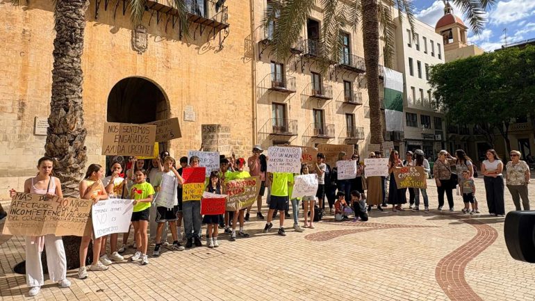 Familias del colegio Princesa de Asturias intensifican las movilizaciones para conseguir que el alumnado vaya al IES Victoria Kent