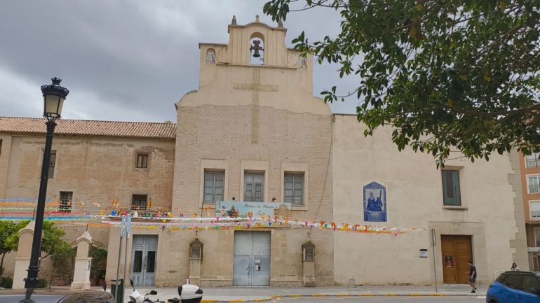 Recogen firmas para pedir al Ayuntamiento y a la Generalitat la restauración de la iglesia de San José