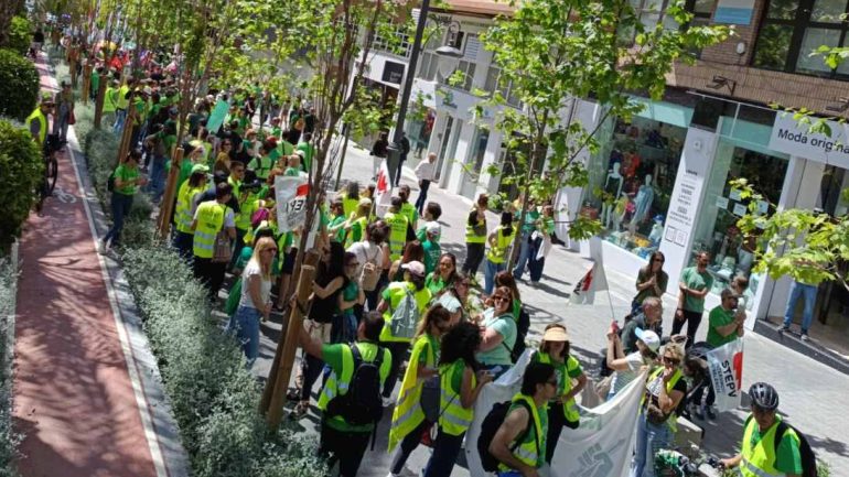 Profesorado de Elche acude a la manifestación de Alicante en el inicio de la segunda semana de huelga indefinida en educación
