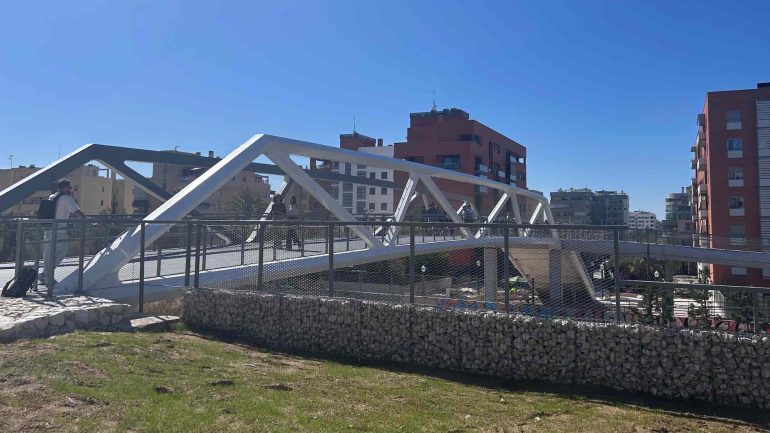 La pasarela peatonal de Altabix ya está operativa