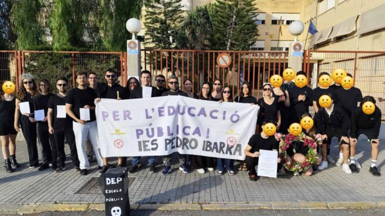 Performance para representar el entierro de la educación pública
