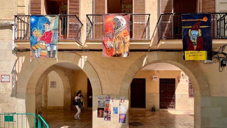 El arte sale a la calle en el V Certamen de Pintura Balconadas al Raval