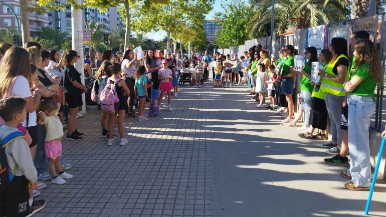 Profesorado y familias del colegio Clara Campoamor se concentran para pedir una «escuela pública y de calidad»