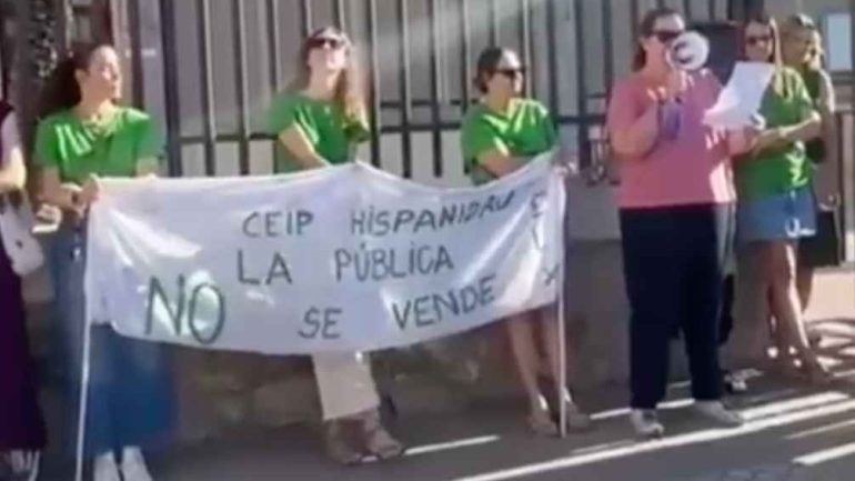 Las familias del CEIP Hispanidad hacen una concentración con el profesorado para respaldar la huelga indefinida
