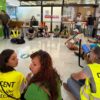 Profesores entran en la Dirección Territorial de Educación y despliegan una gran pancarta