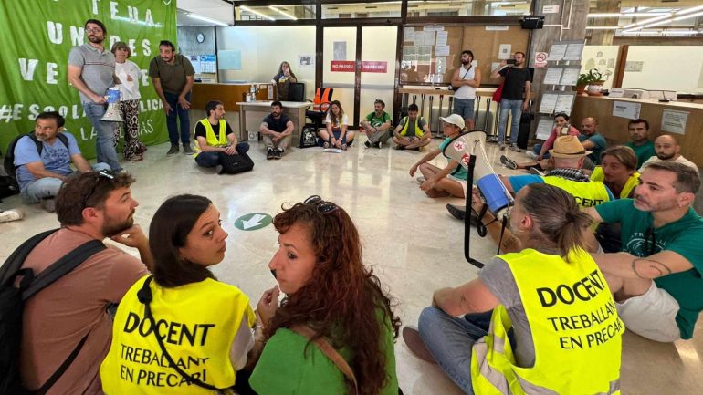 Profesores entran en la Dirección Territorial de Educación y despliegan una gran pancarta