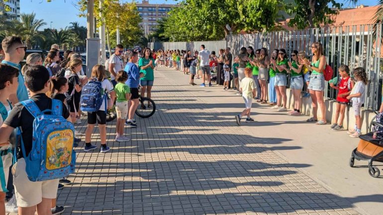 Cadena humana en el colegio Clara Campoamor para defender la educación pública