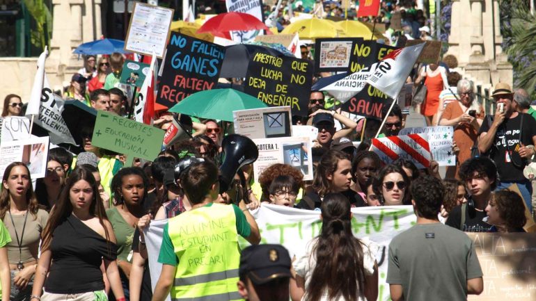 3.000 personas salen a la calle en Elche en el inicio de la tercera semana de huelga indefinida en educación