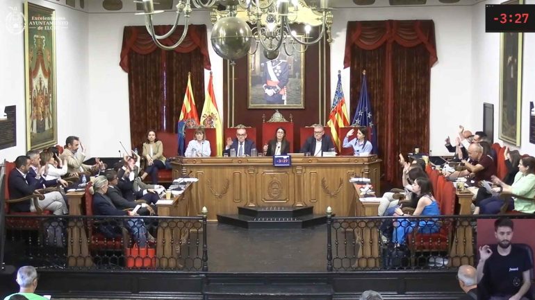 El PSOE saca adelante todos los puntos del pleno extraordinario sobre educación con el respaldo de Compromís, mientras que PP y VOX votan a favor de algunos