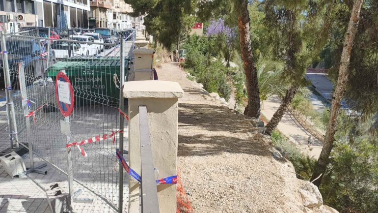 Trabajan en una nueva bajada peatonal al cauce del río Vinalopó, ahora en el Paseo de la Juventud