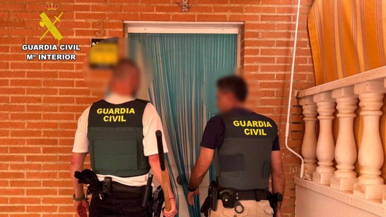 Santa Pola. Le encargaban toldos, cobraba por adelantado, no los ponía y ha sido detenido por estafa