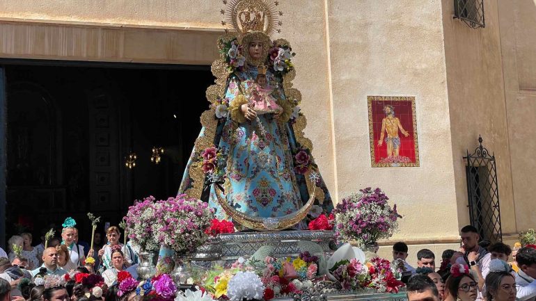 La Virgen del Rocío comienza la Romería arropada por multitud de personas