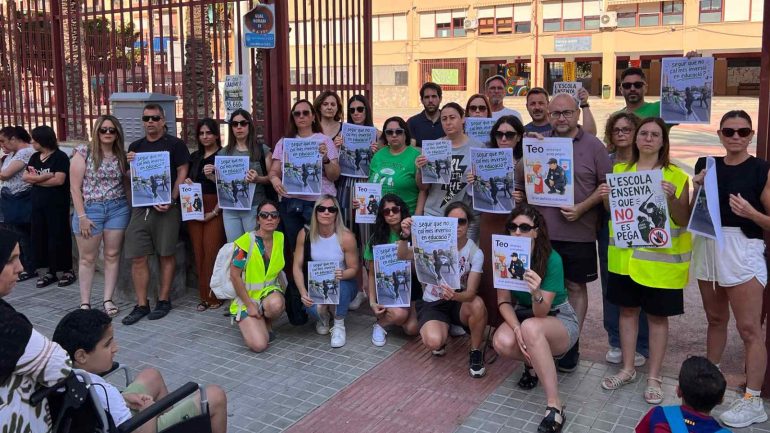 Cuarta semana de huelga indefinida en educación con concentraciones por la agresión de un Policía Nacional a una profesora en Valencia