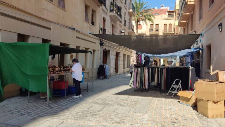Último día de venta de los dos puestos del mercadillo que hay en la calle Uberna
