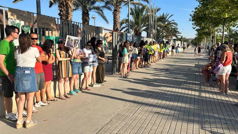 Concentración en el colegio Clara Campoamor para reclamar más inversión y rechazar la agresión a una maestra jubilada en Valencia