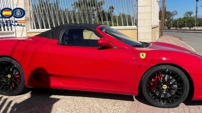 Intenta vender como Ferrari un coche que había hecho con fibra de vidrio sobre un monocasco de otra marca