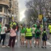 Huelga en educación. Corte de tráfico y performance simulando una boda entre la consellera y los recortes