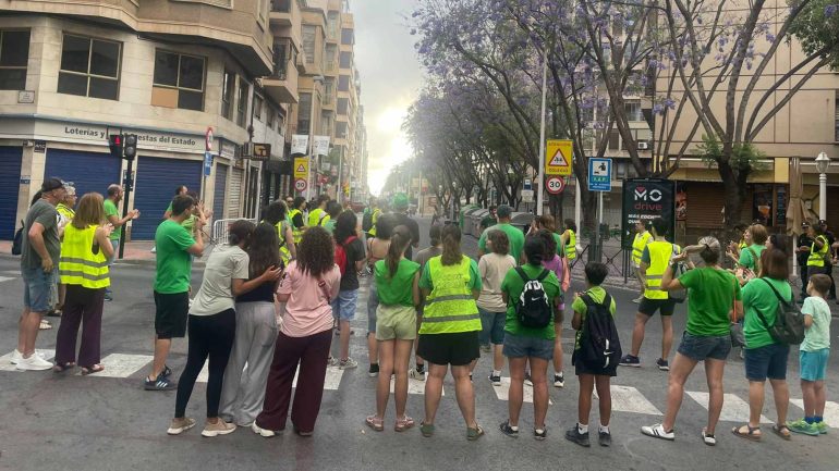 Huelga en educación. Corte de tráfico y performance simulando una boda entre la consellera y los recortes