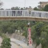 Defendiendo la educación pública desde las alturas. Un hombre se descuelga desde la pasarela del mercado