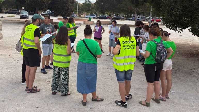 Acaba la cuarta semana de la huelga indefinida en educación dando clase en la calle