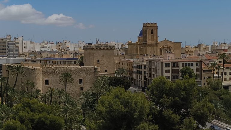 Las campanas de las iglesias de Elche han volteado justo cuando el papa León XIV ha llegado a España