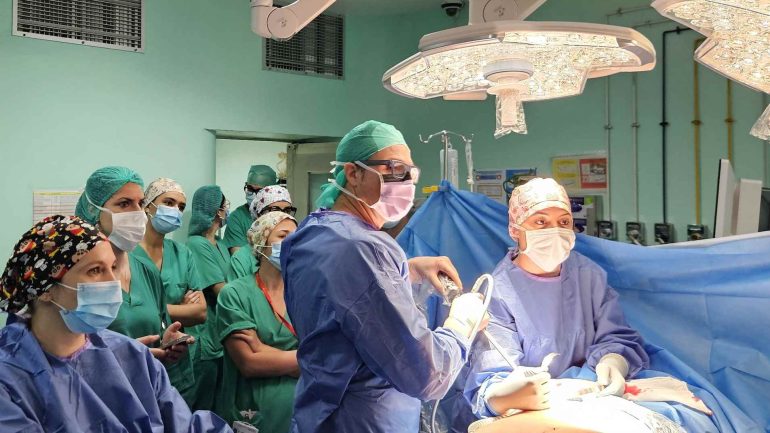 El Hospital General de Elche es pionero en tratar hernias paraestomales complejas