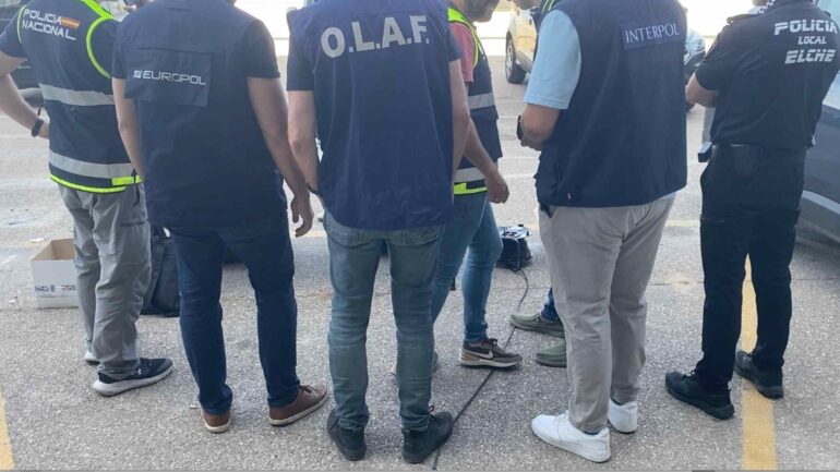 Operación contra las falsificaciones en el mercadillo del Martínez Valero: 62 puestos desmantelados y 90 detenciones, entre ellos dos administradores y el encargado